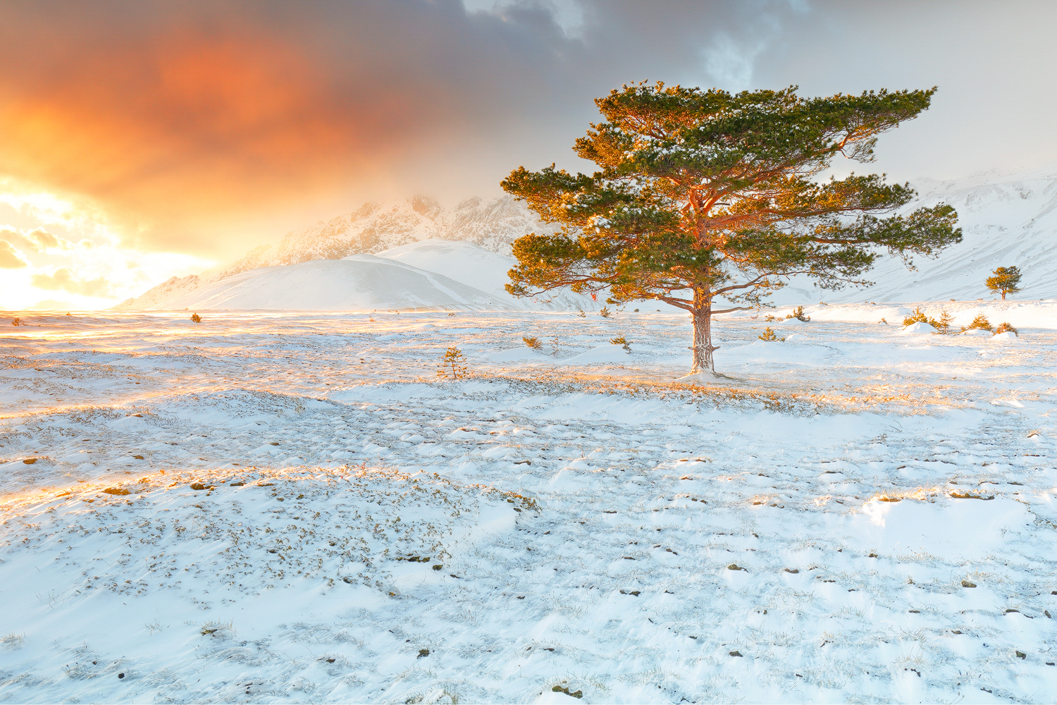 piana di campo imperatore in inverno al tramonto gran sasso national park winter landscape