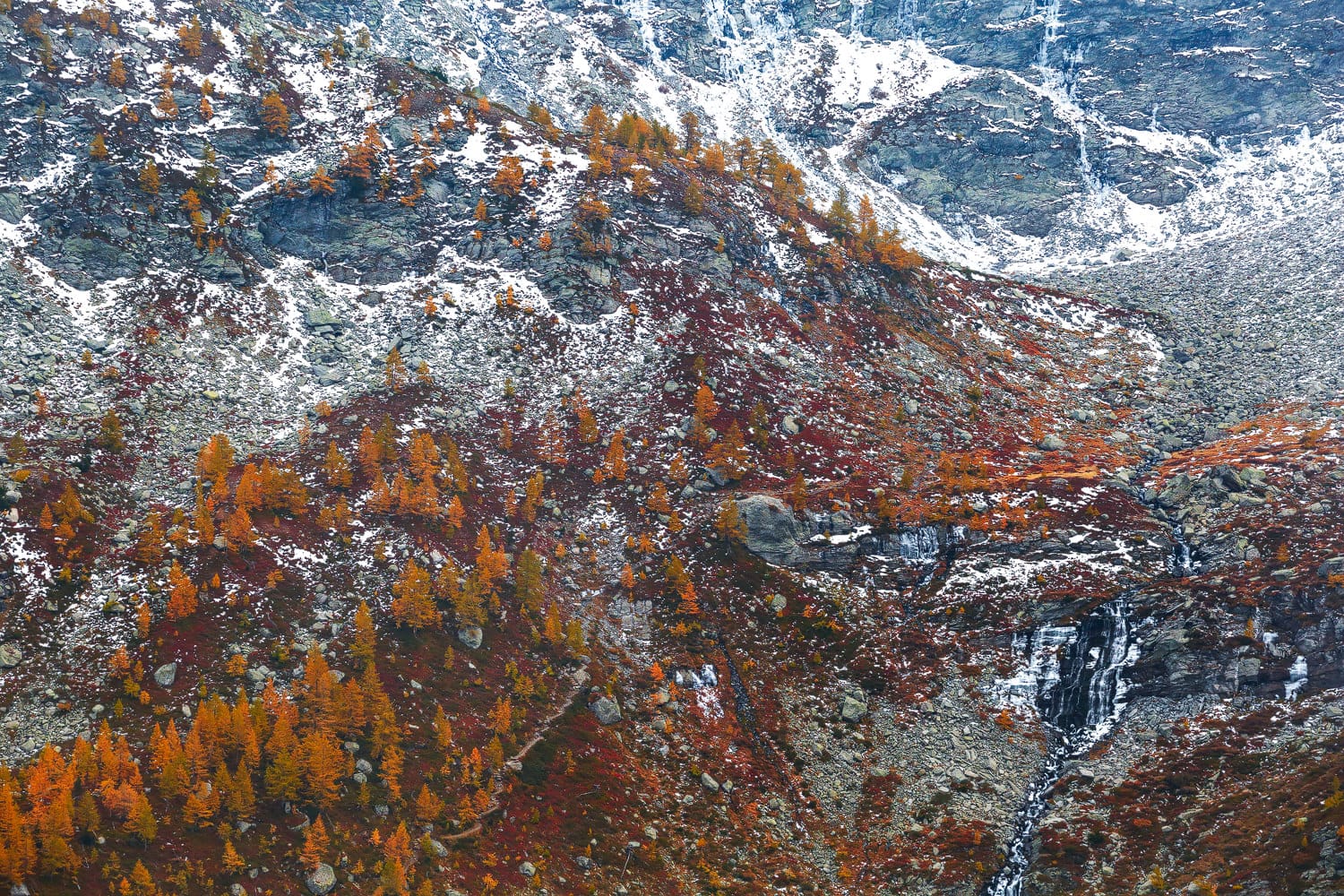 Cascata di montagna colori autunnali natura selvaggia alpina