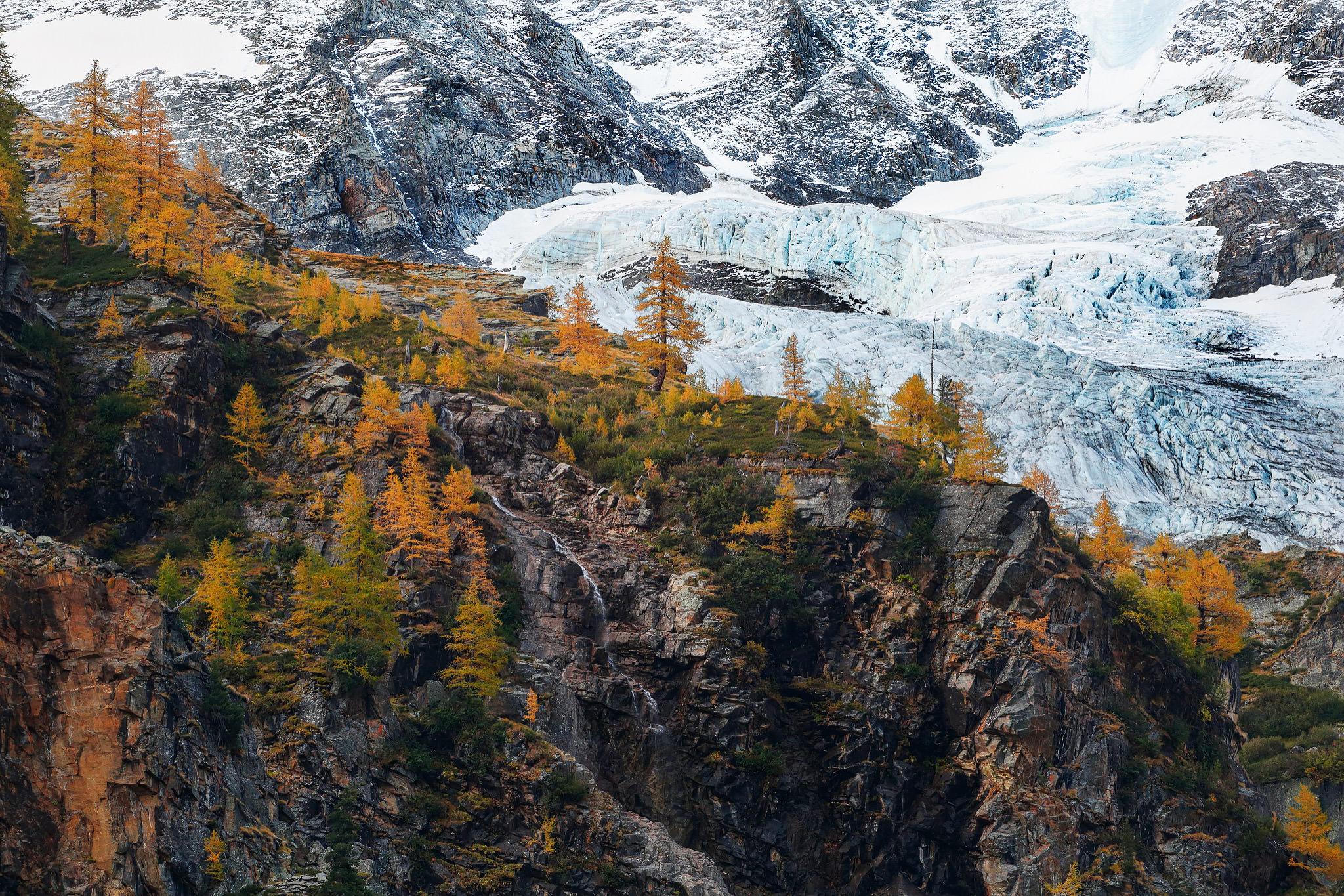 ghiacciaio parco nazionale gran paradiso avvolto nella cornice autunnale